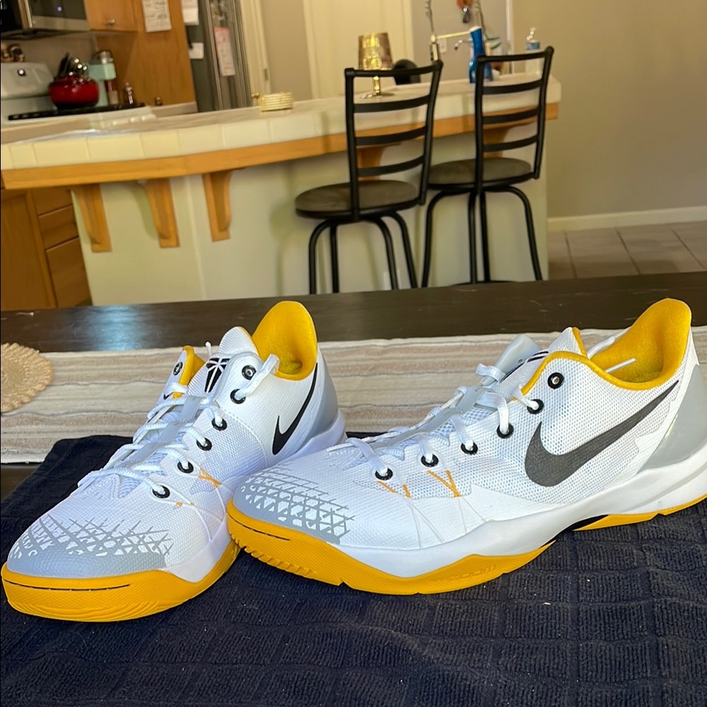 Nike Zoom Kobe Venomenon 4 Mens 13 White University Gold Shoes 635578-107 Unworn